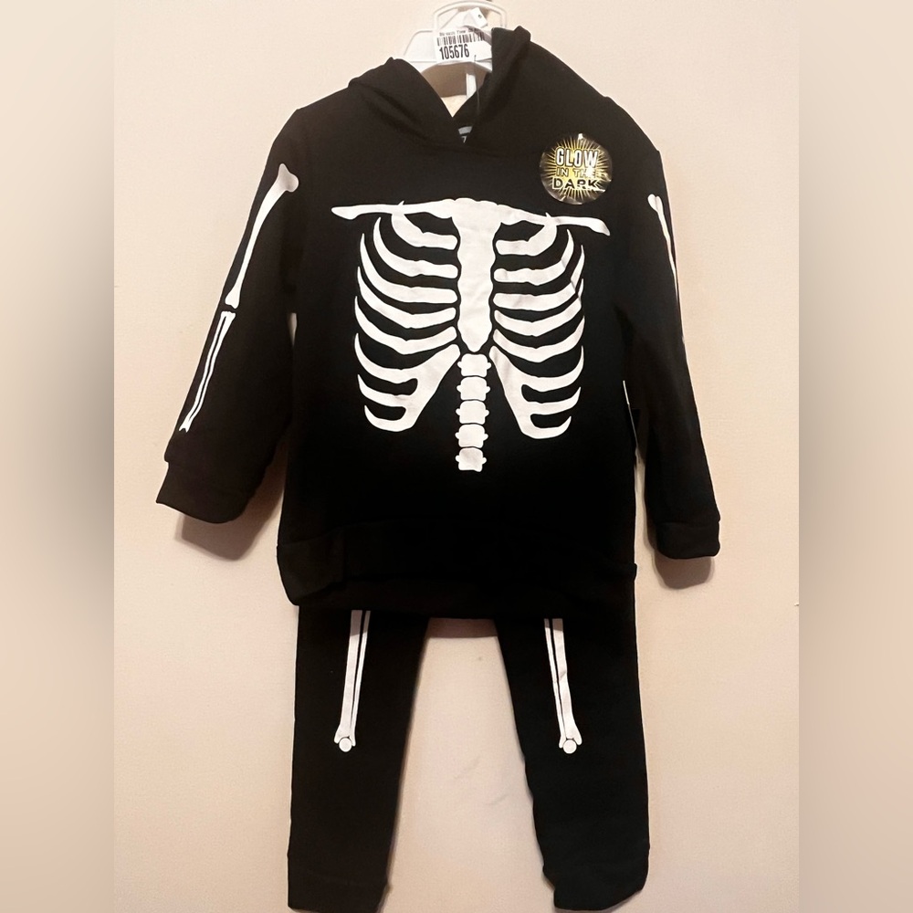 10 Threads Black Skeleton Glow-in-the-Dark Hoodie and Pants Set Size 5 NWT